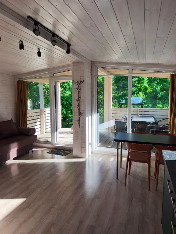 Новый деревянный современный дом в 2 минутах от моря