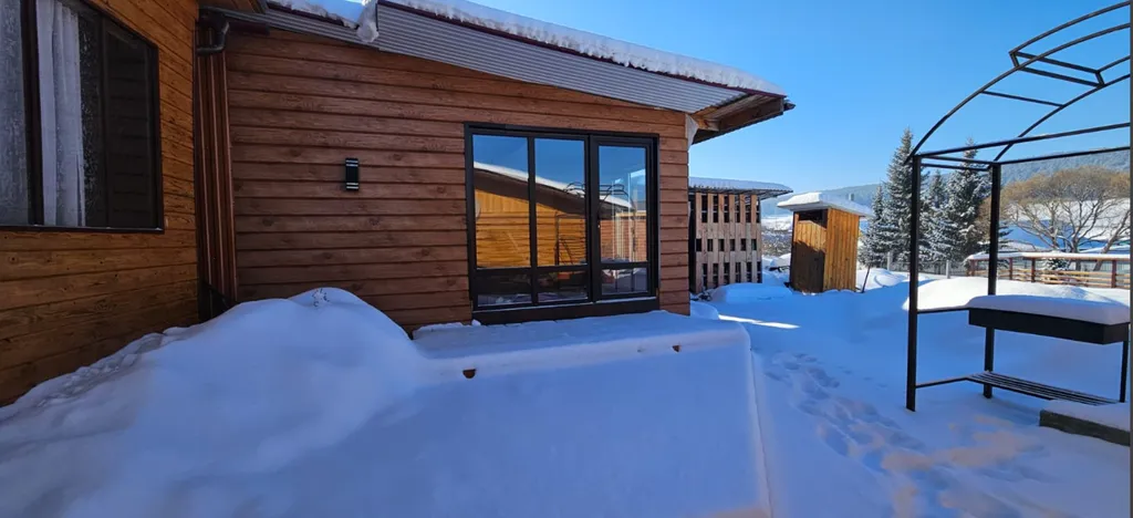 Дом с видом на горы и лес