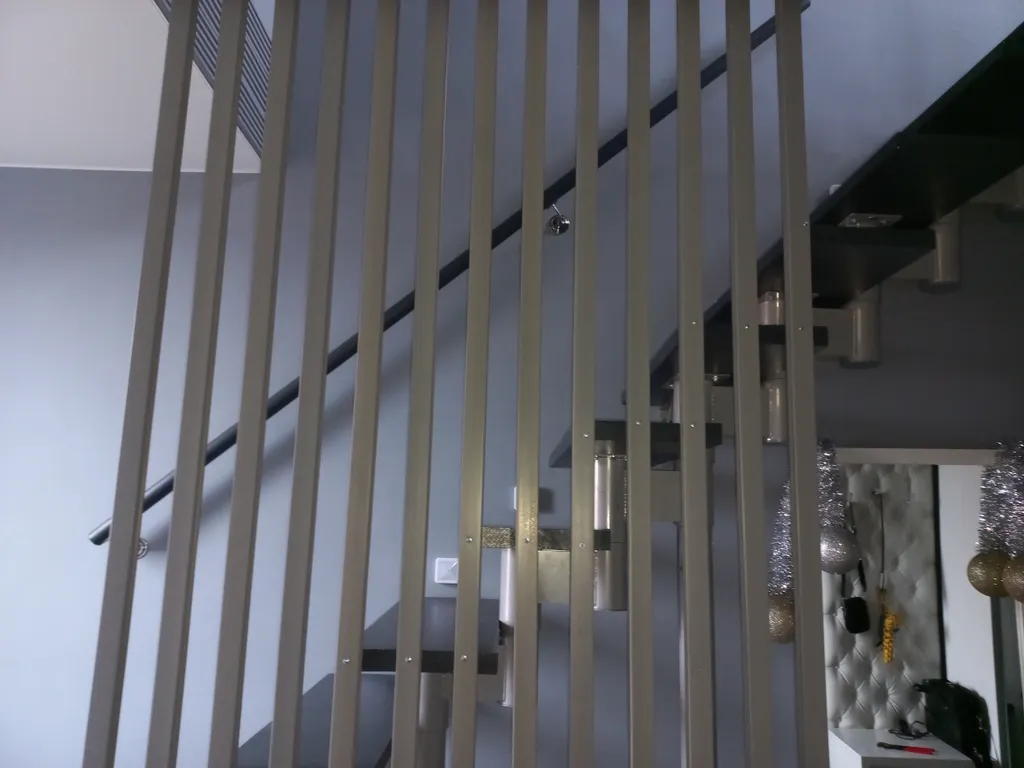 Дом с видом на море и отдельно стоящей баней.