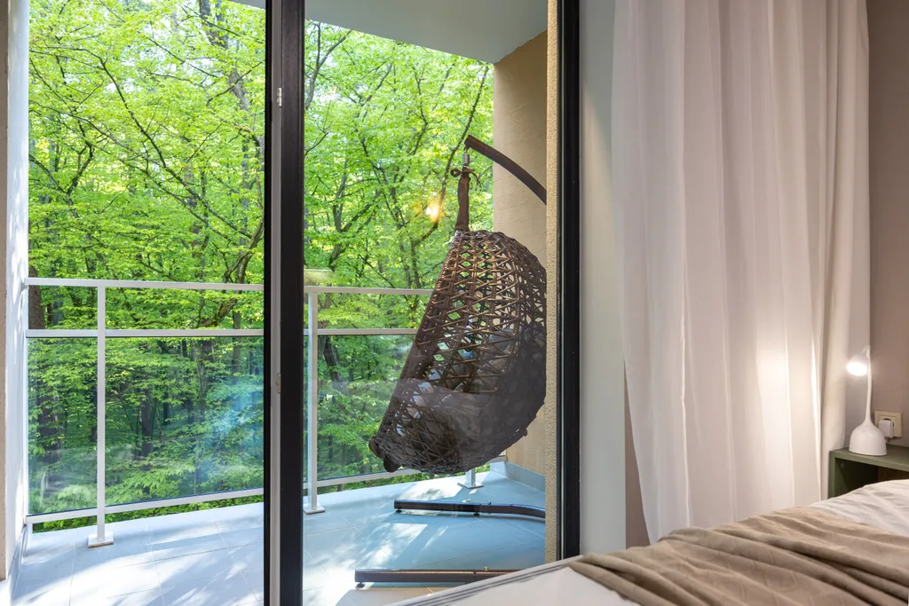 Студия в сосновом лесу у моря