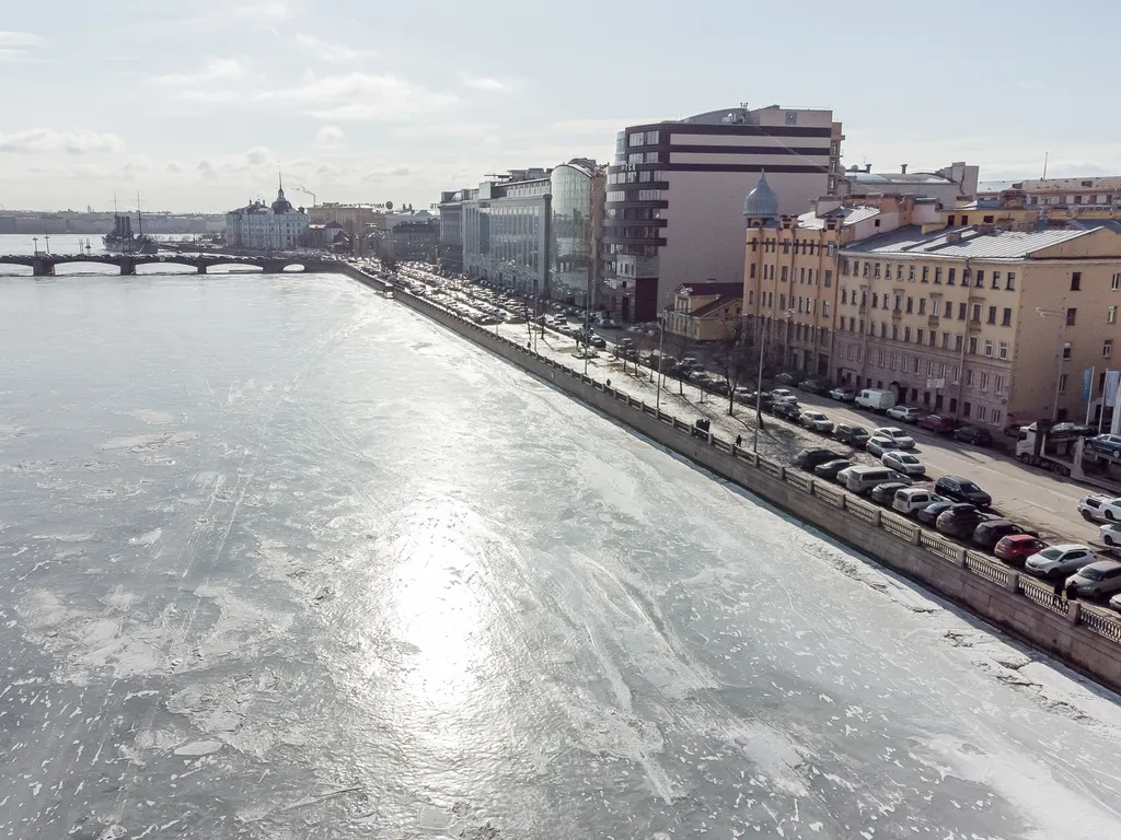 Бесплатная парковка по всей набережной, на которой стоит дом