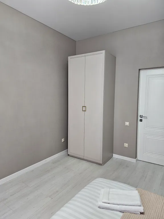 Новый современный дом в центре города, рядом с набережной.