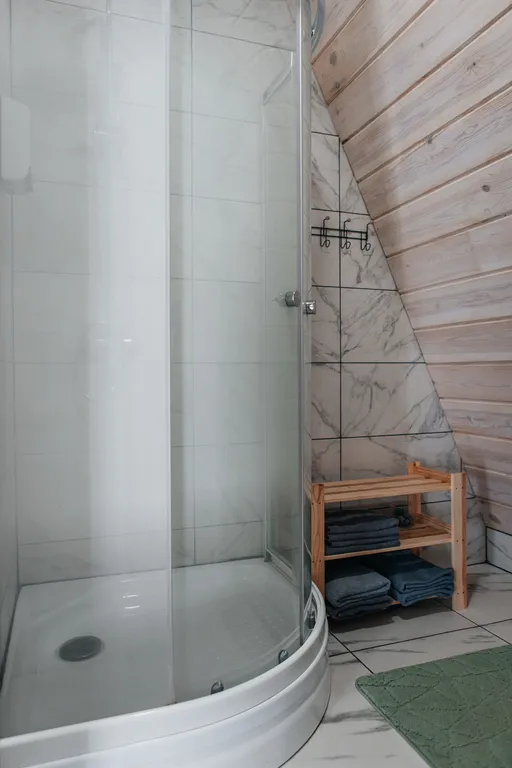 Треугольный Дом в лесу