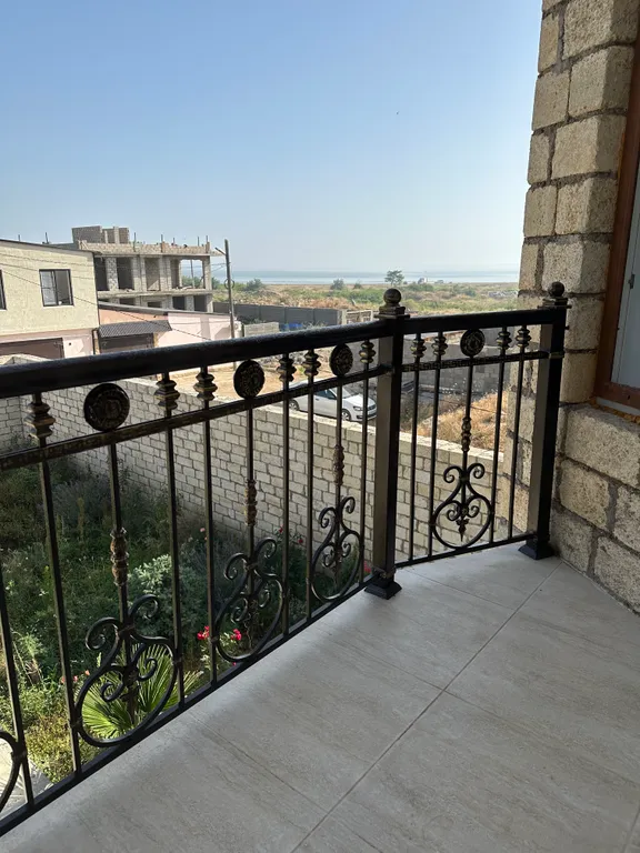 Большой красивый дом у моря