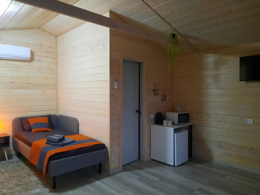 Уютный четырехместный Домик де-люкс с отдельными кроватями