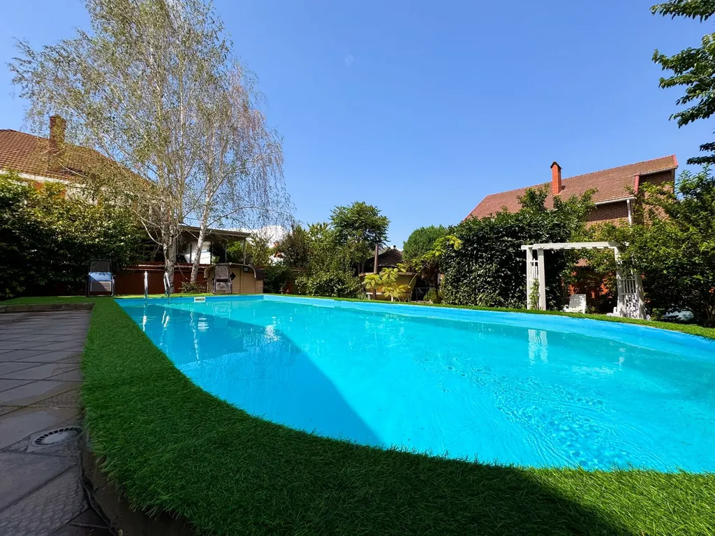 Дом с бассейном у парка Галицкого