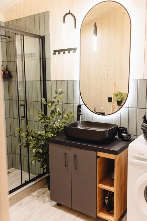 Домик в лесу с панорамными окнами