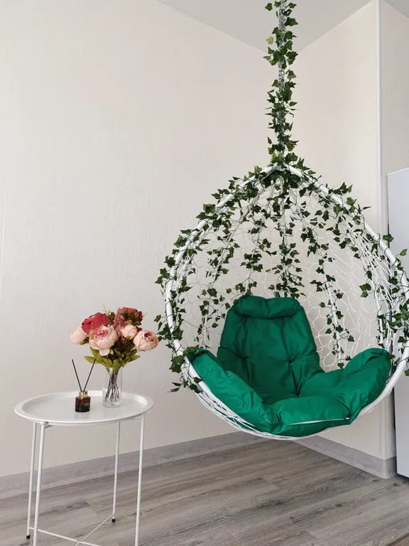 Уютная квартира с подвесным креслом