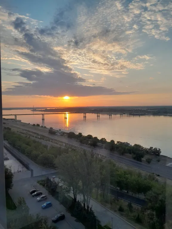 Жизнь с видом реку: огромная лоджия с панорамным остеклением в пол!