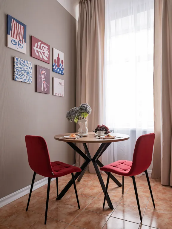 Просторная квартира с тремя спальными и балконом с видом