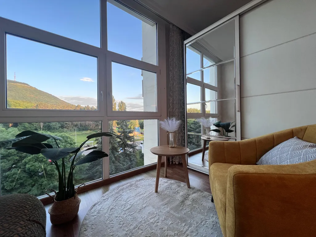 Стильная двухкомнатная квартира с видом на Машук