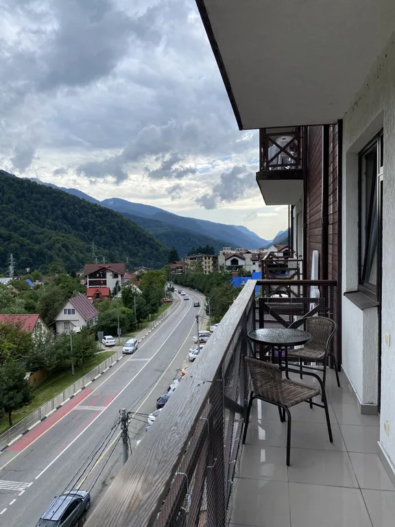 Евродвухкомнатный апартамент с балконом и видом на пик Аибга