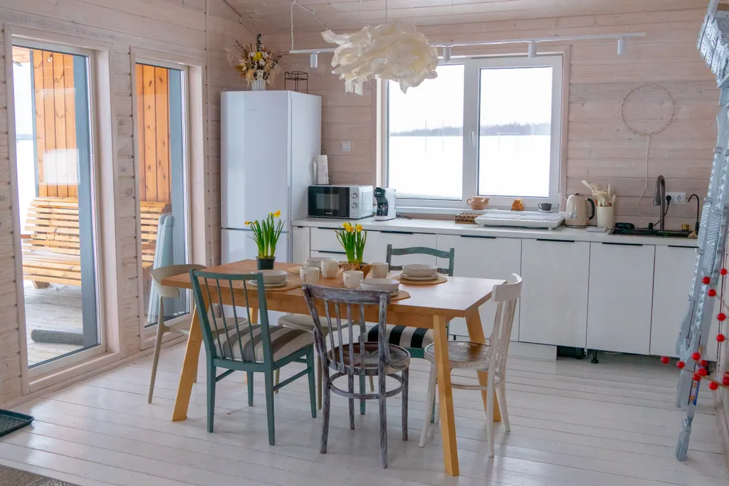 Панорамный дом у поля и леса