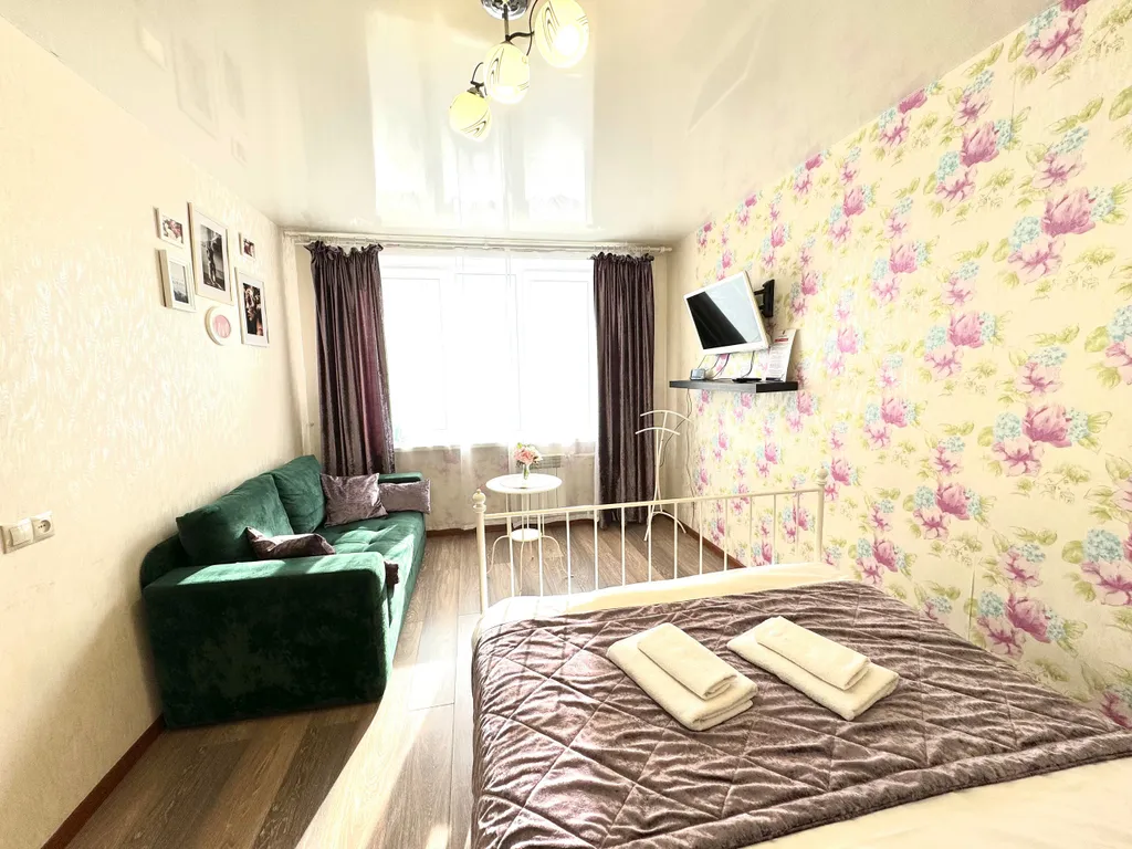 Однокомнатная с зеленым диваном и теплым полом