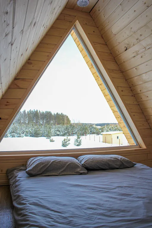 Уютный дом у ручья