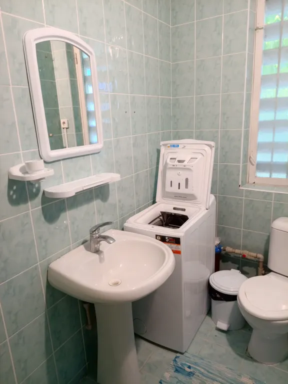 Домик с двориком на земле в шаговой доступности от моря