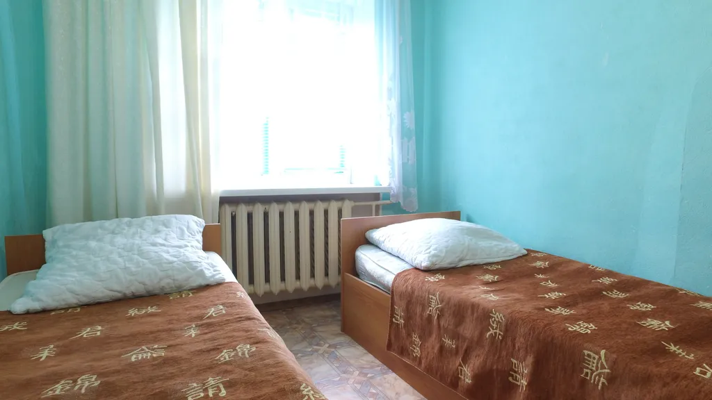 Двуспальная кровать и огромный смарт ТВ