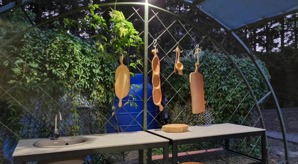 Трёхэтажный таунхаус в живописном месте с большим садом