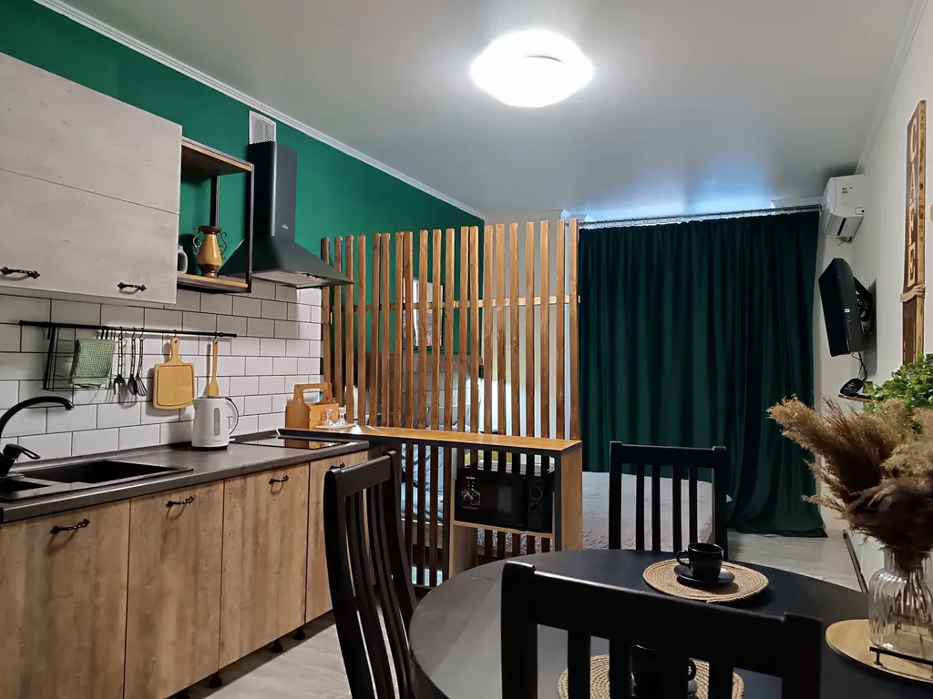 Великолепная студия с интересным дизайном в стиле французского кафе