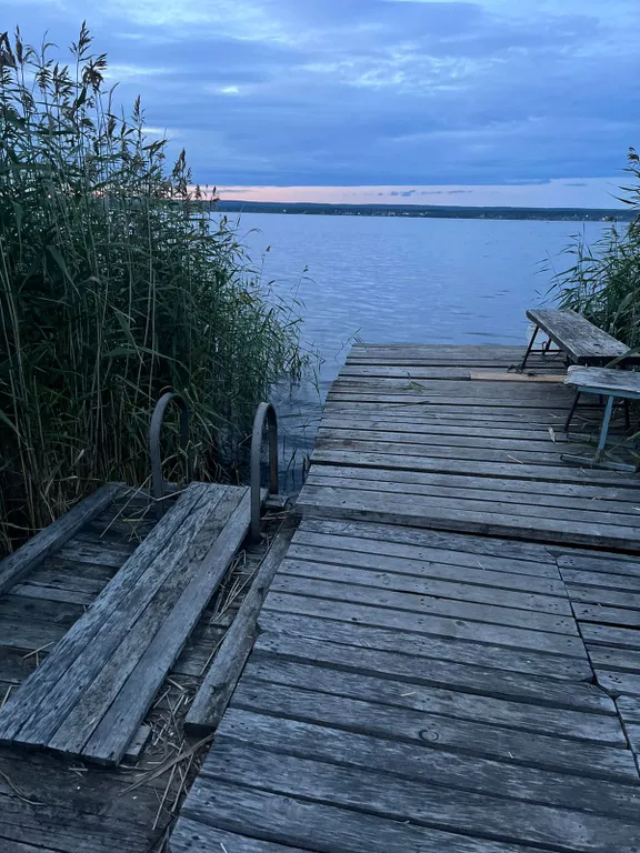 Дом с баней на берегу озера, в черте города