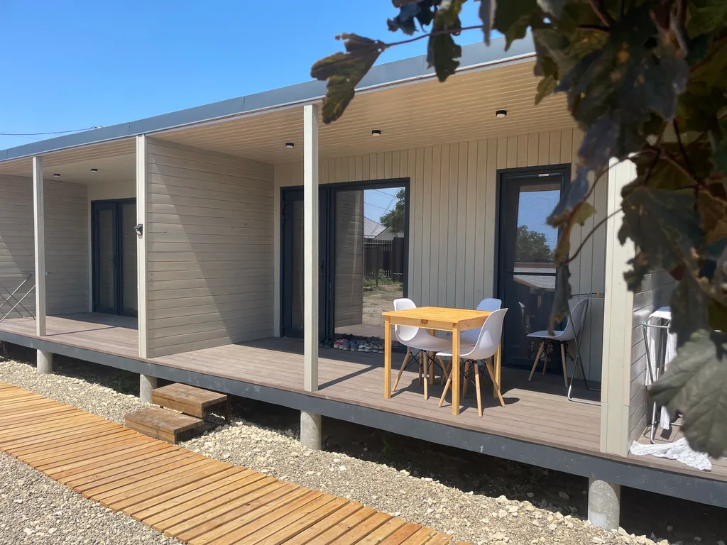 Коттедж с террасой на светлой