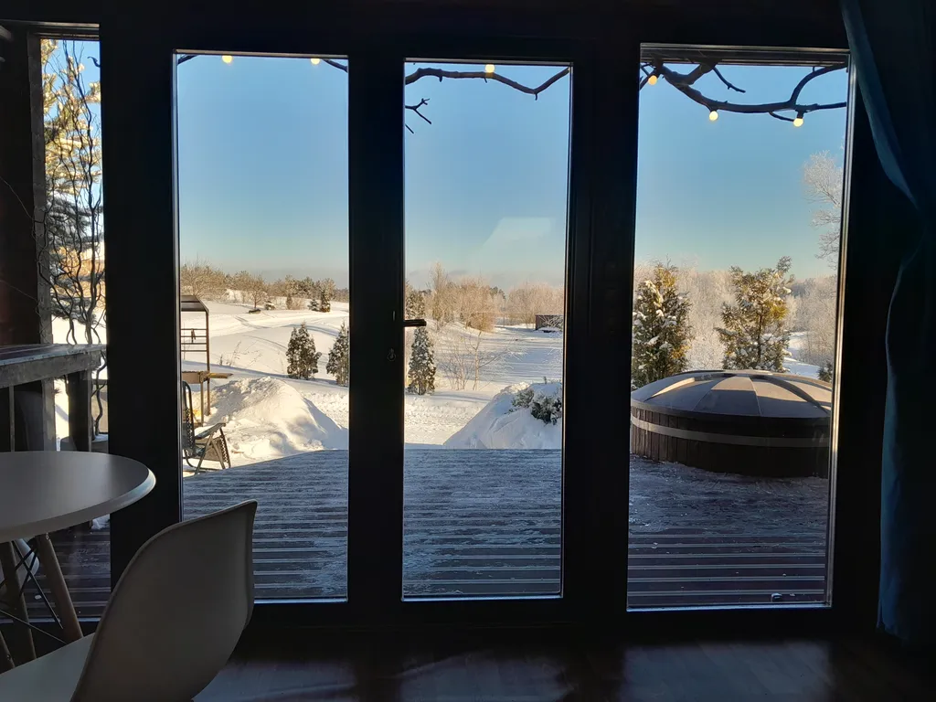 Теплый деревянный дом у воды