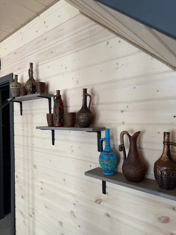 Большой треугольный домик с камином, с ванной у окна с видом на лес