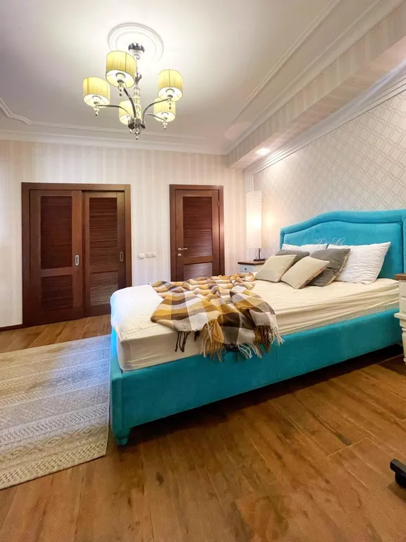 Уютный коттедж в городе со своим озером на территории