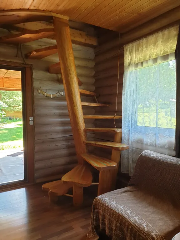 Деревянный сруб в лесу