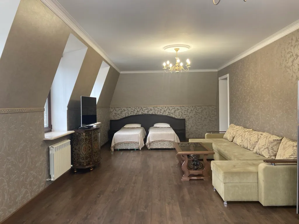 Трёхкомнатная квартира с балконом (96кв.м.)