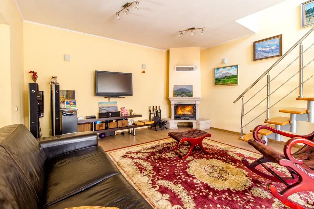 Уютный дом на берегу озера