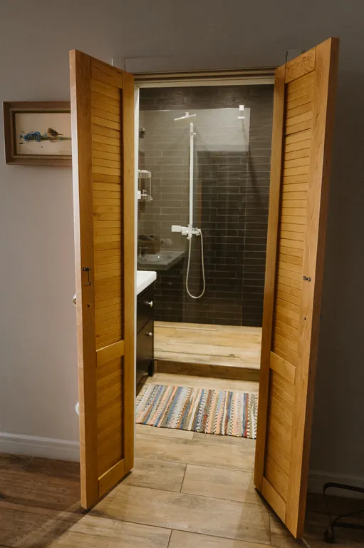 Дизайнерские апартаменты с панорамными окнами под крышей