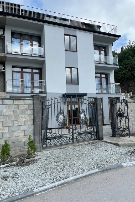 Комната с видом на море бежевая