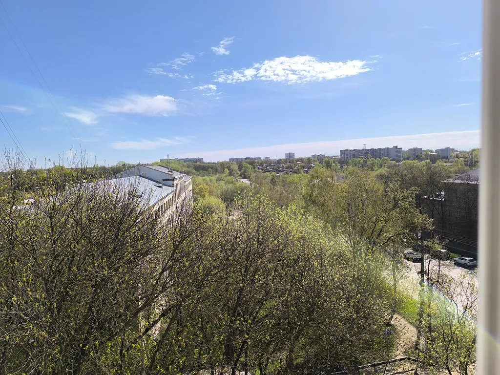 Светлая квартира с просторной кухней недалеко от центра