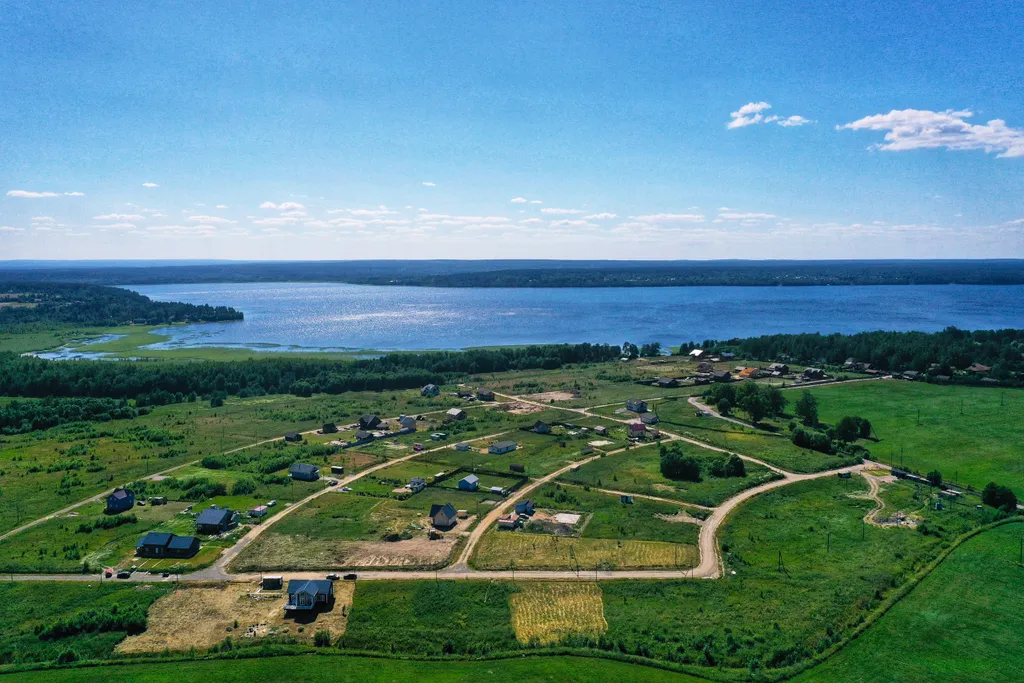 Домик с панорамным окном рядом с озером и видом на лес