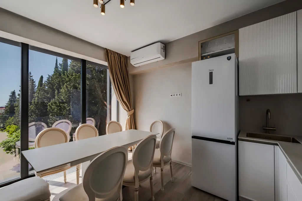 Двухэтажный апартамент с круглогодичным бассейном и залом