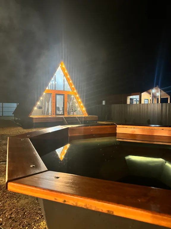 Домик афрейм в дубовом лесу