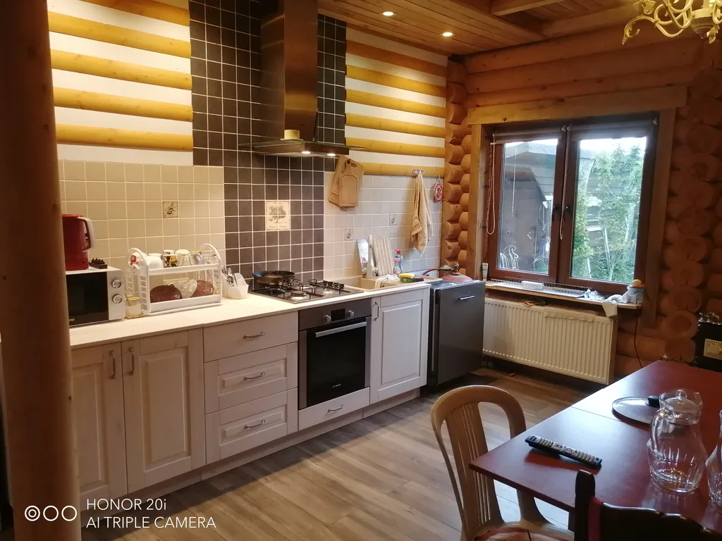 Дом из дерева у моря