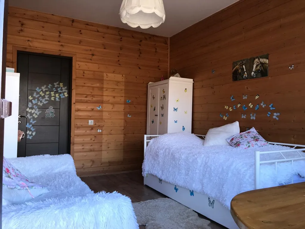 Дом в горах с видом на реку