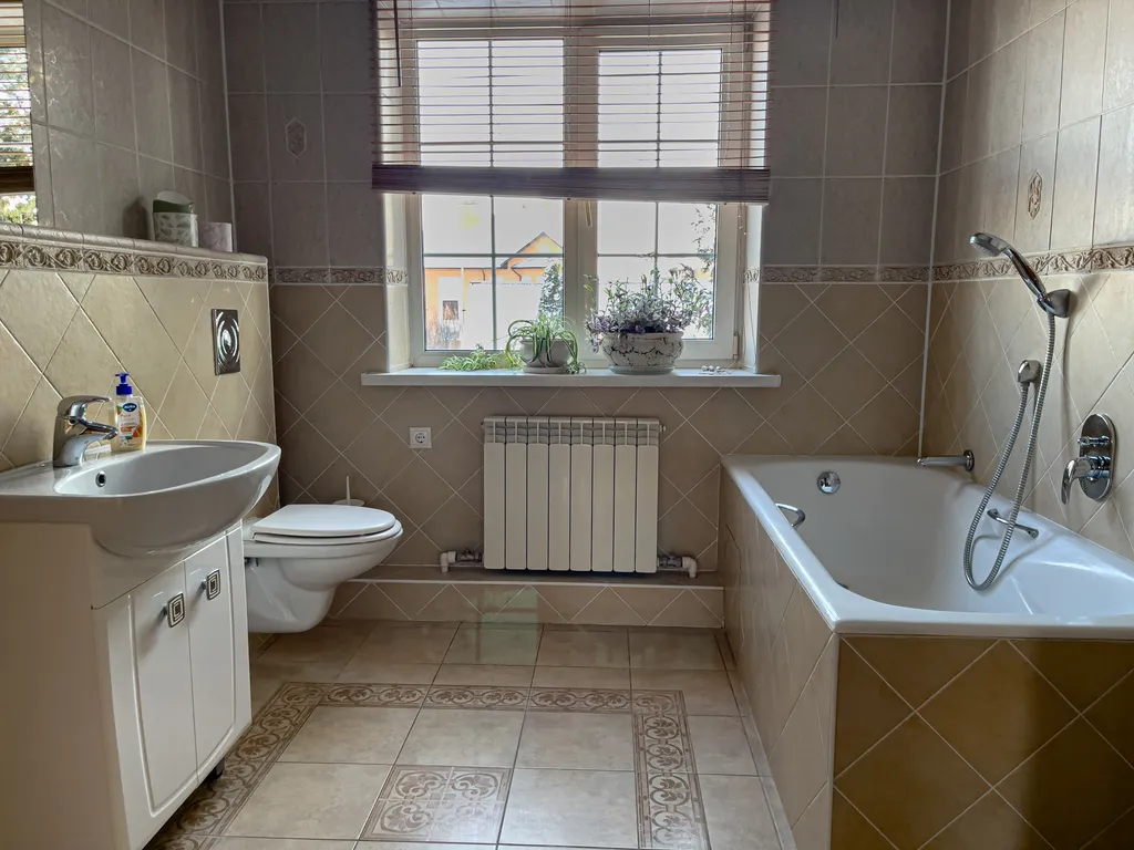 Коттедж в саду