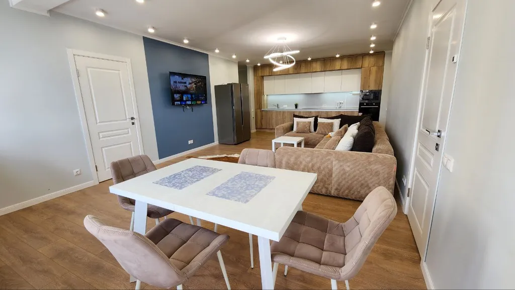 Дизайнерская евротрешка видом на Москву - реку.