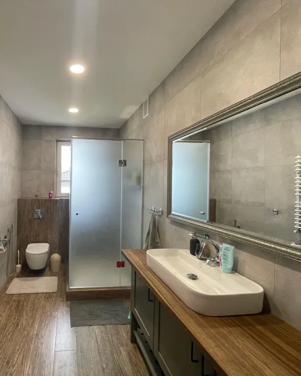 Коттедж для отдыха вблизи леса, с отдельной территорией и баней