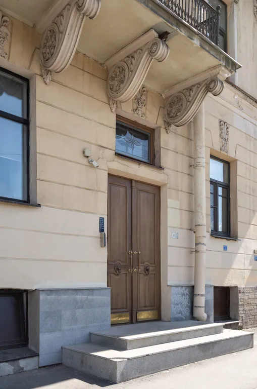 Потрясающая Mанcаpдa c тpемя бaлконaми и видом нa Фoнтанку