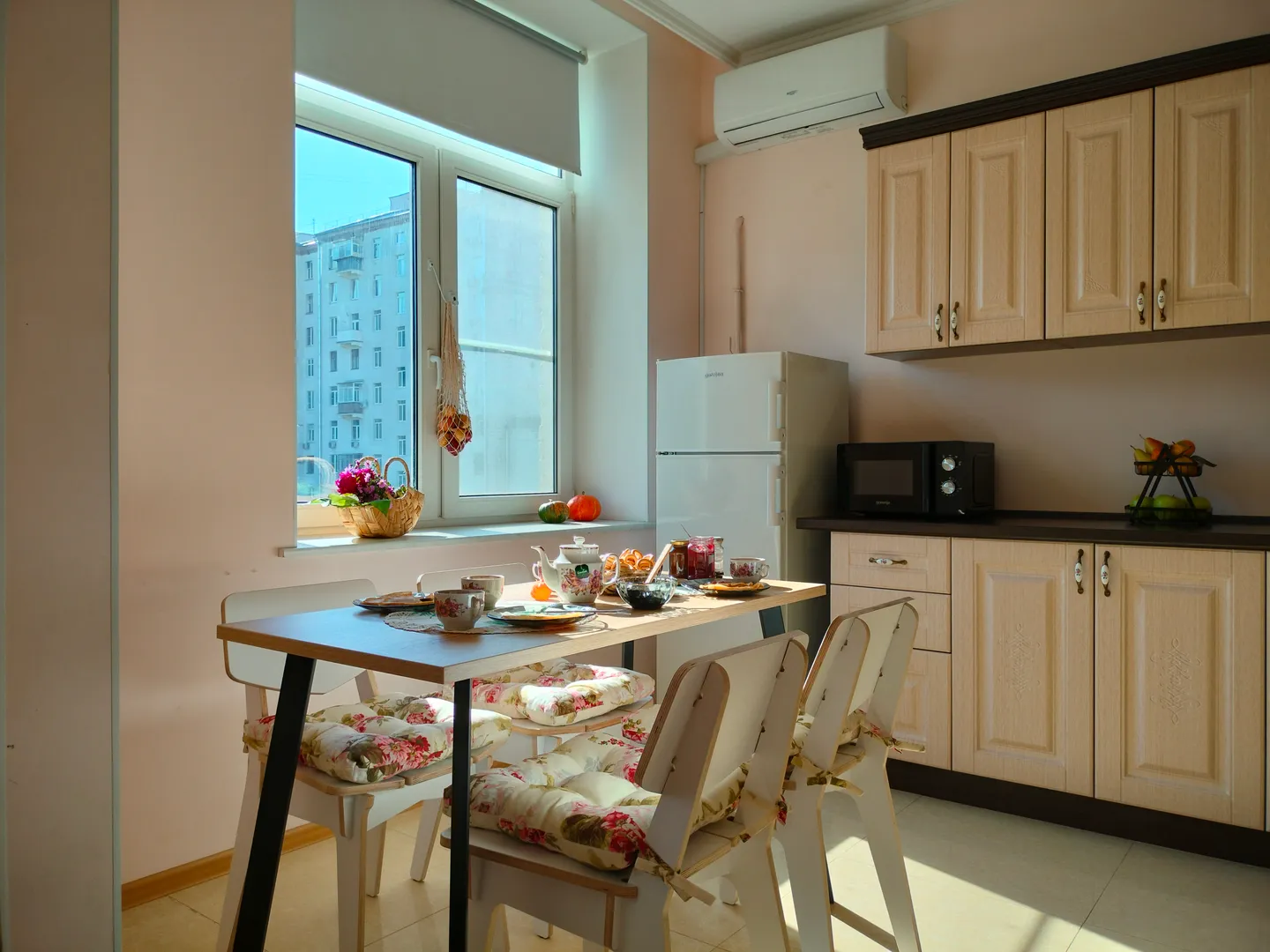 Холодильник, СВЧ печь, кондиционер и столовые принадлежности имеются