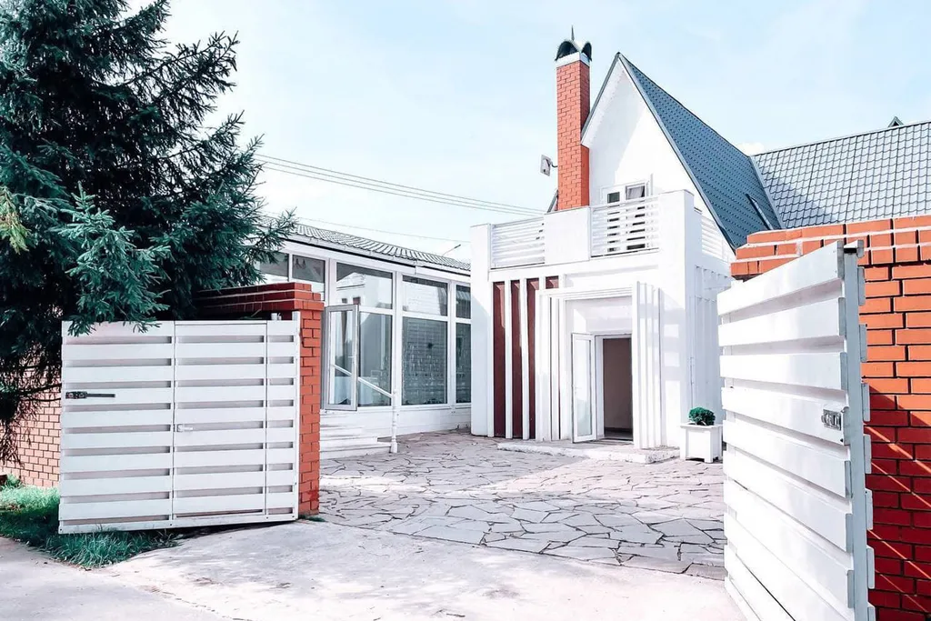 Совершенно новый дом на берегу озера с верандой и русской баней