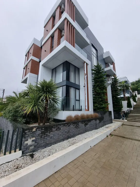 Стильная студия с бассейном