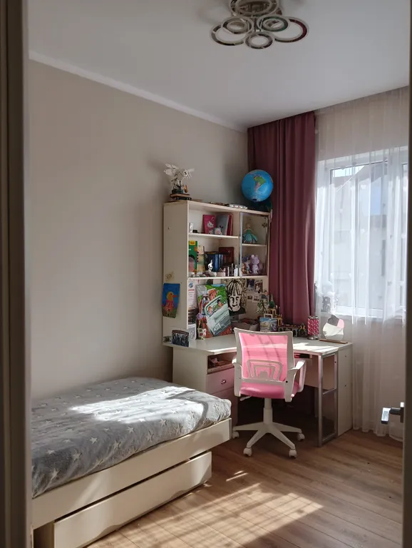 Дом с бассейном и террасой в коттеджном поселке