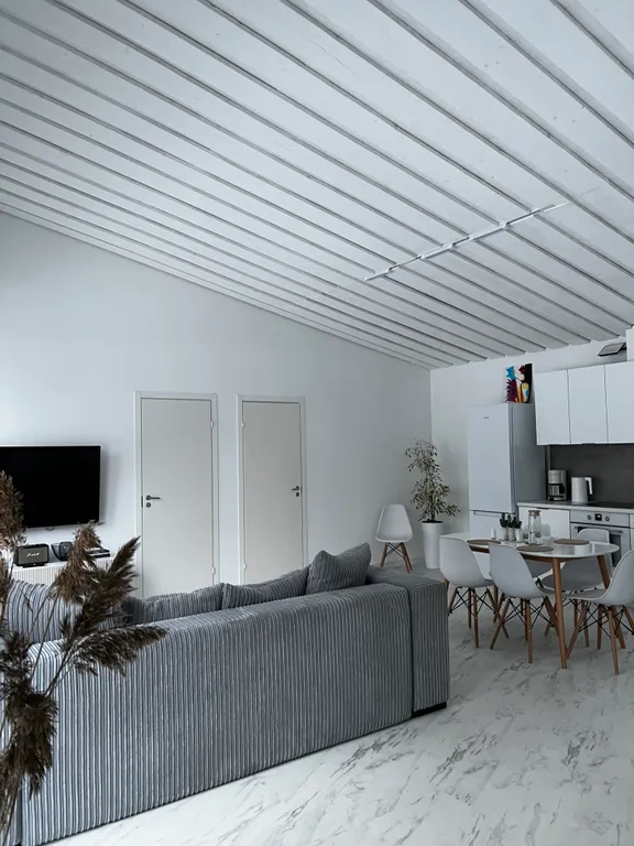 Стильный дом на берегу Ладожского озера с панорамным видом