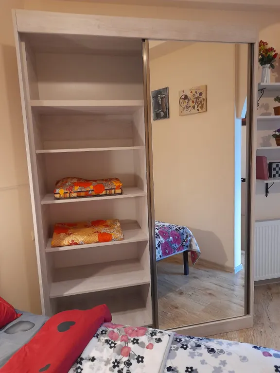 Уютная квартира у моря с видом с балкона на достопримечательности, ели и город