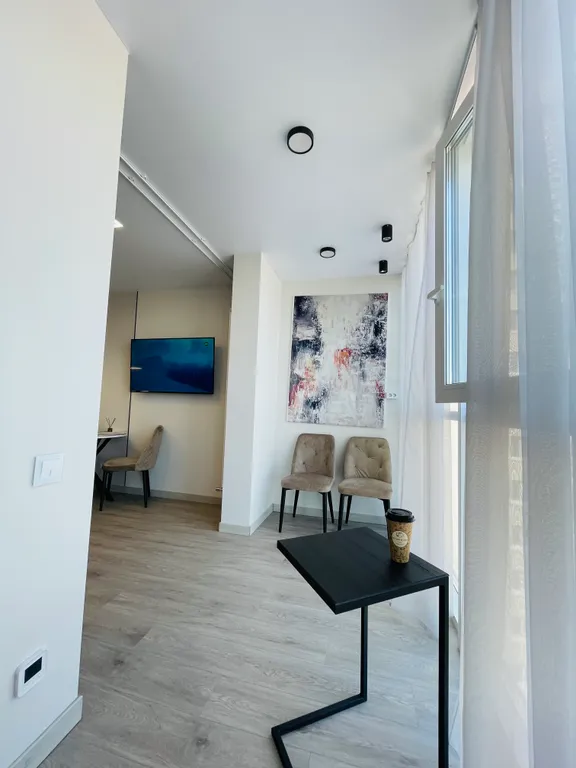 Апартаменты с панорамными окнами на лес и море и роскошным двором